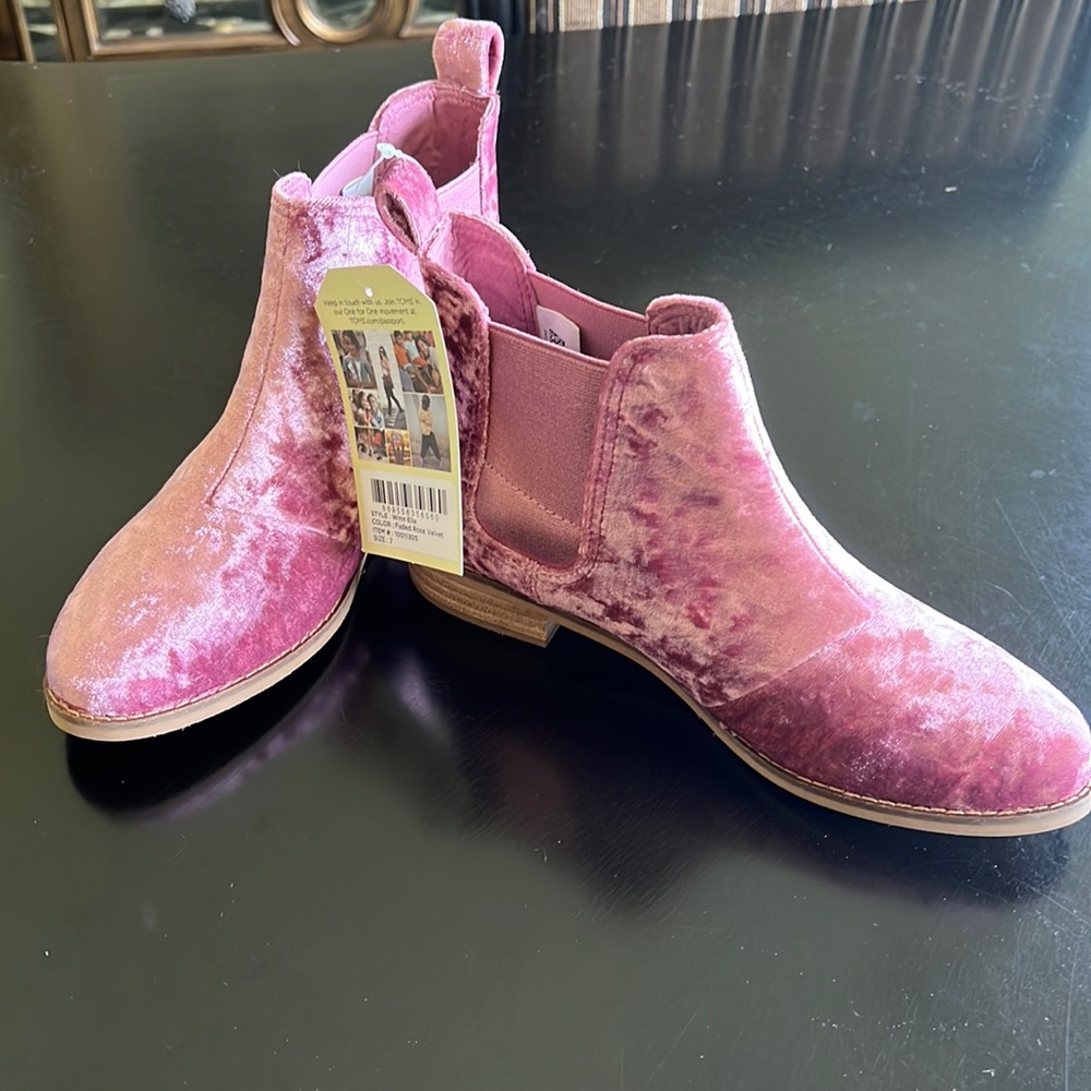 Toms faded rose velvet women’s Ella ankle boots, size W7
